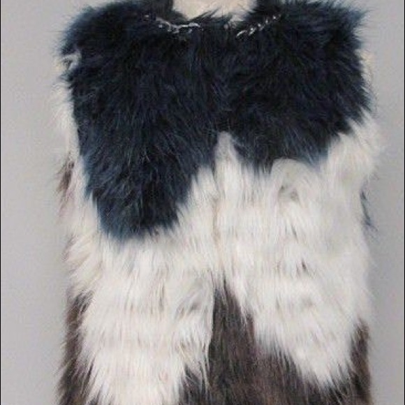 GUESS Faux Fur Vest - Picture 2 of 5